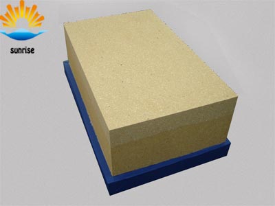 Use of refractory materials in glass melting furnaces